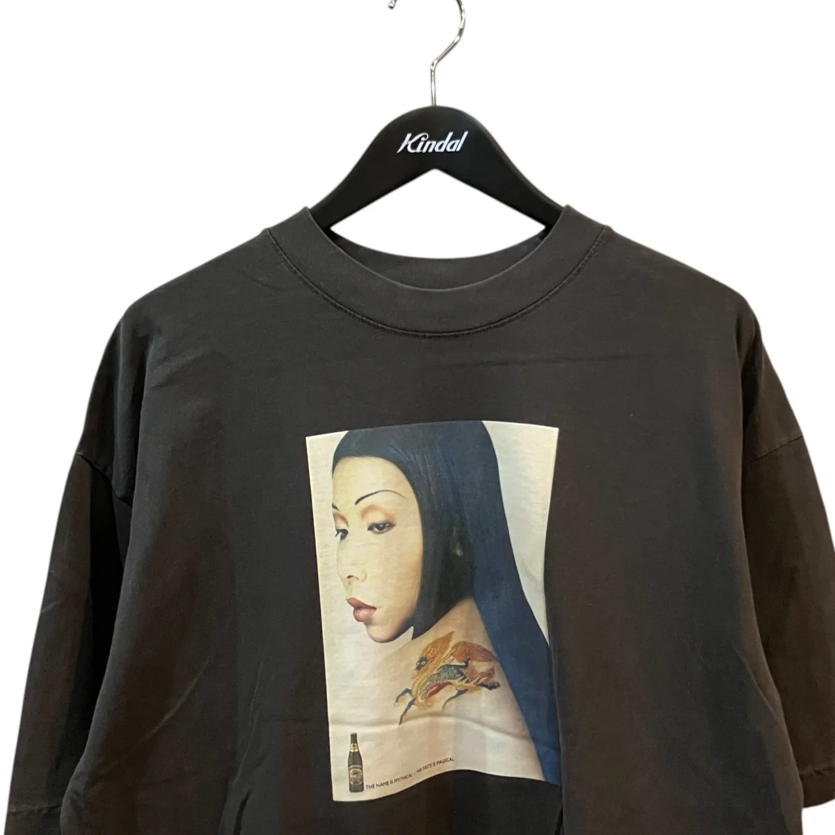 「Biru T-Shirt」プリントTシャツ - Image 3