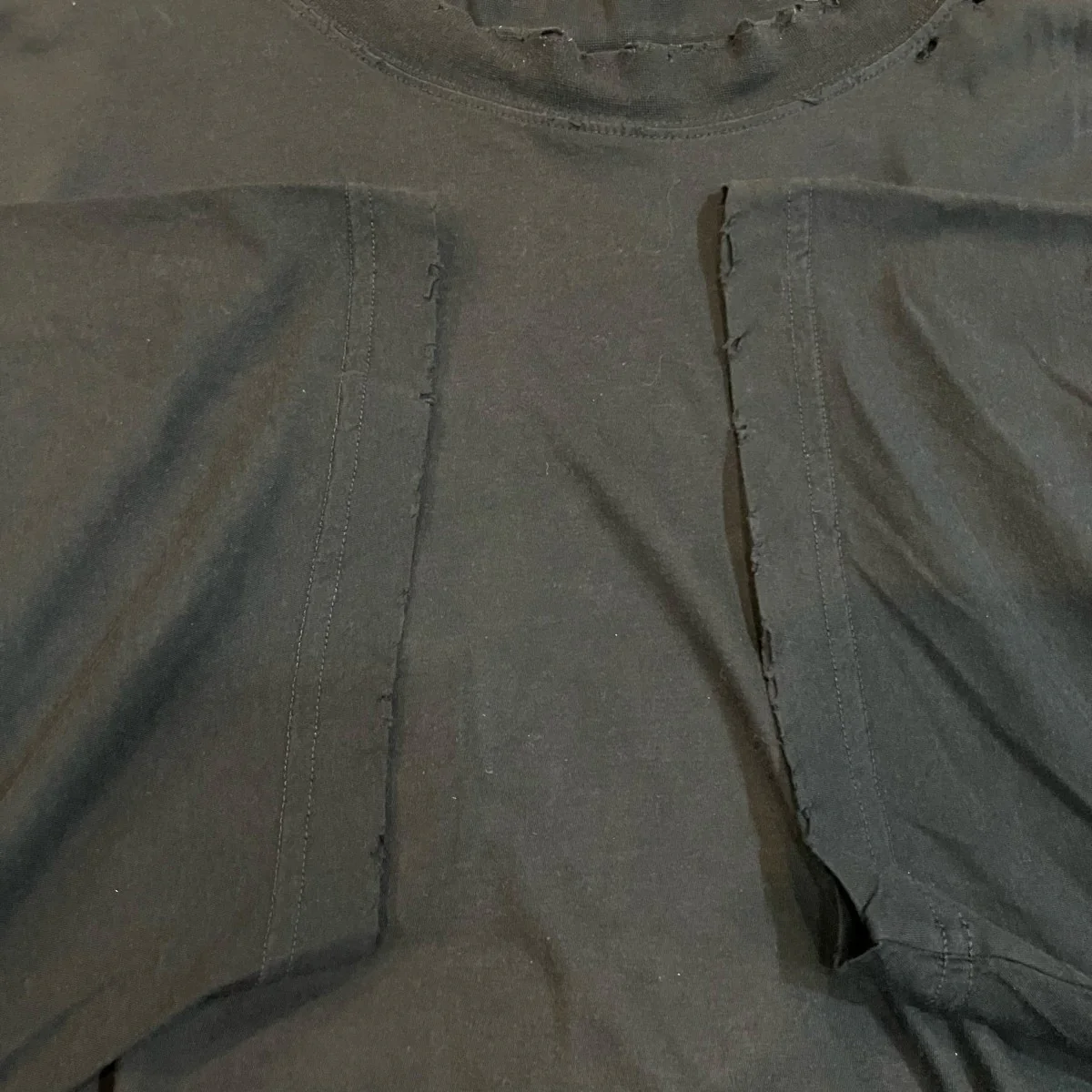 ダメージ加工ネックロゴTシャツ - Image 4