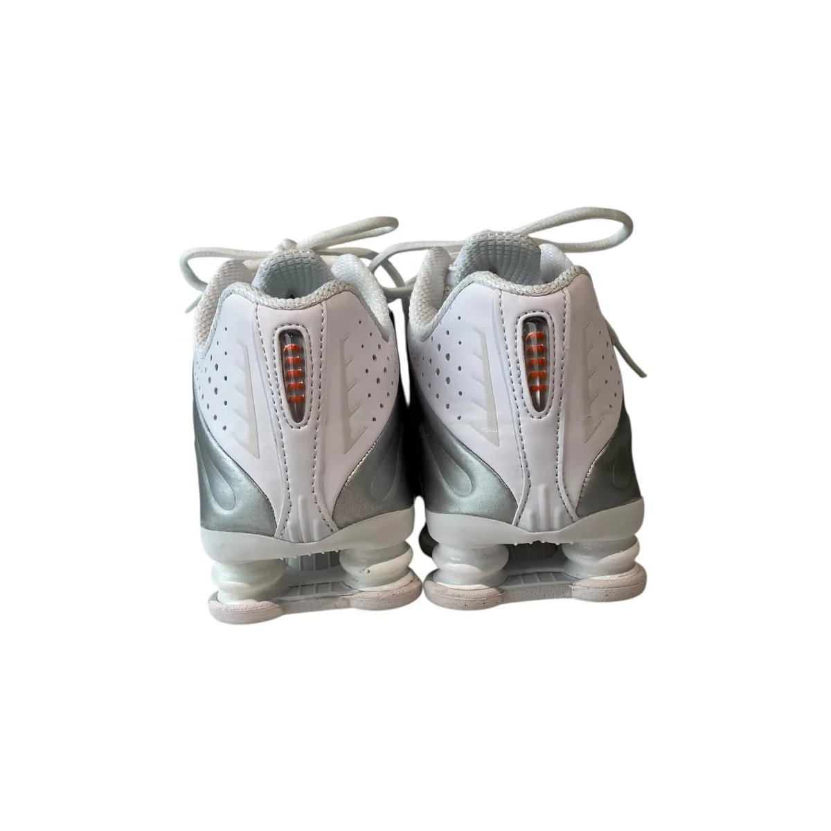 Shox R4 White and Metallic SilverスニーカーAR3565-101 - Image 4