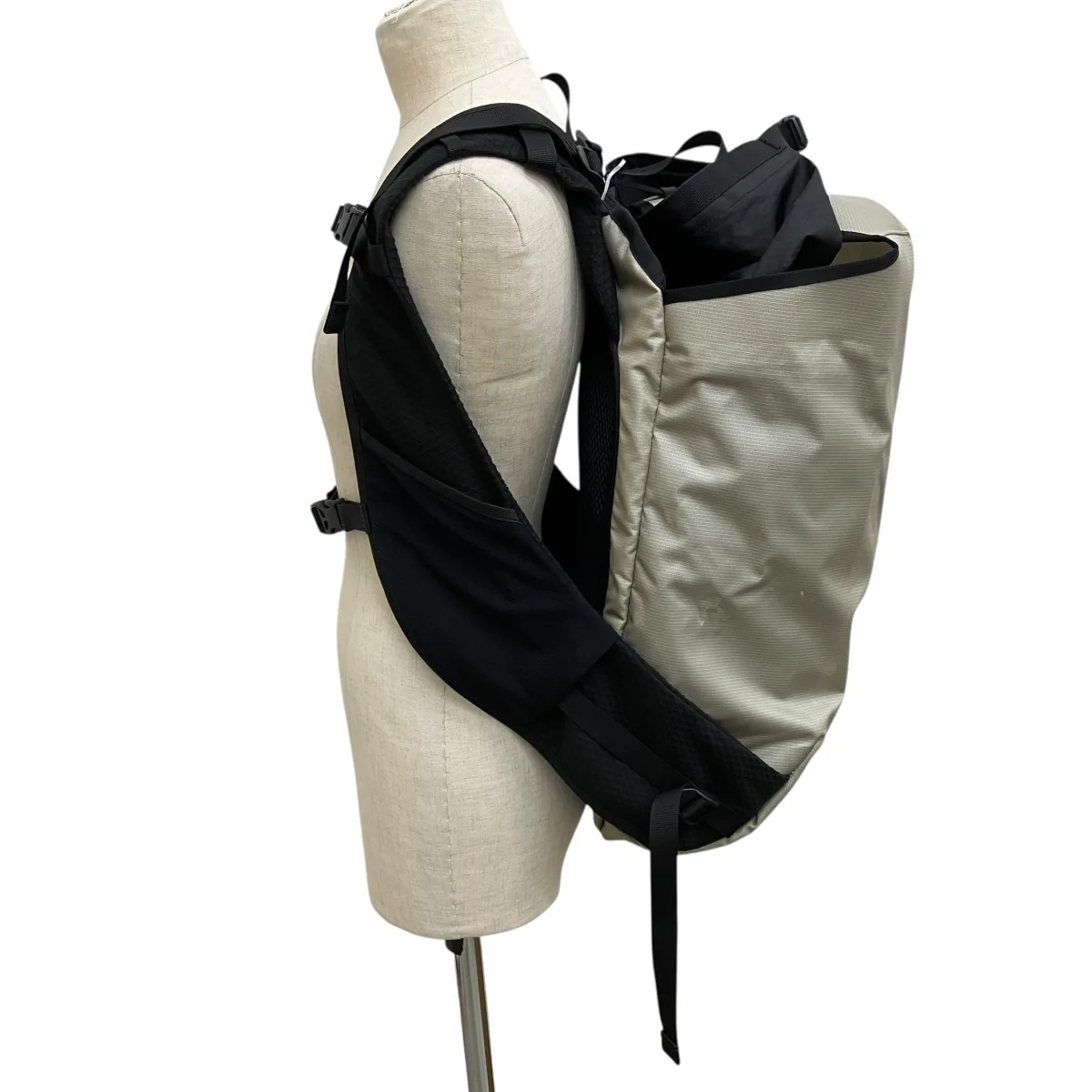 Testudo Technical Shell Backpackリュック - Image 3