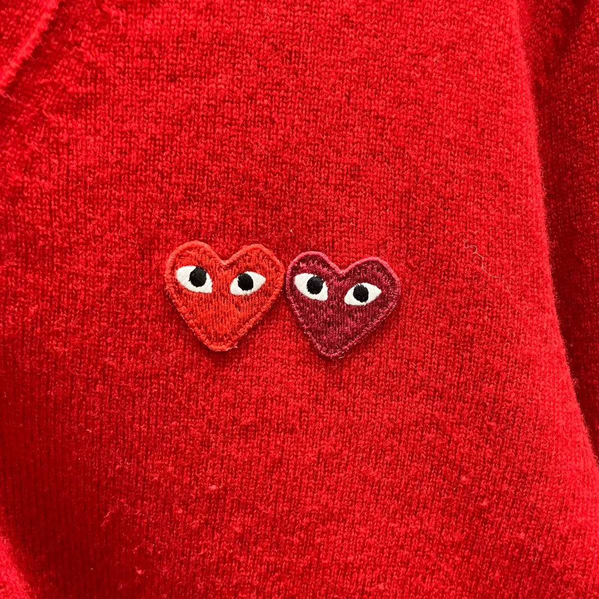 V-Neck Cardigan With Twin Red Medium Emblem Red X Burgundy ニットカーディガン - Image 5