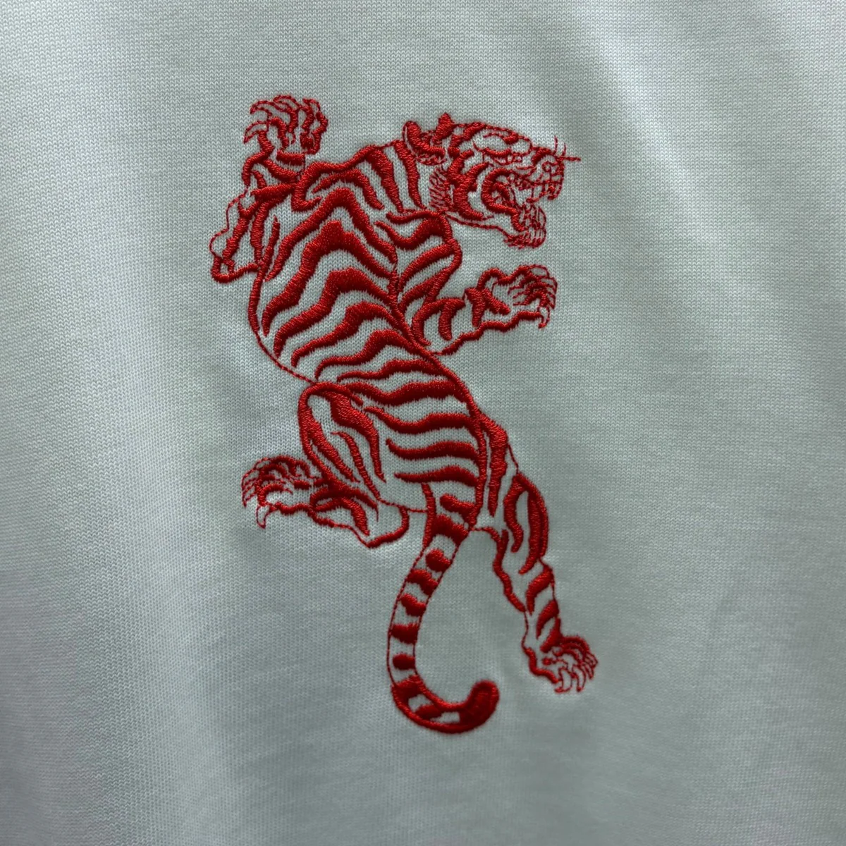 胸ロゴ刺繍Tシャツ - Image 5