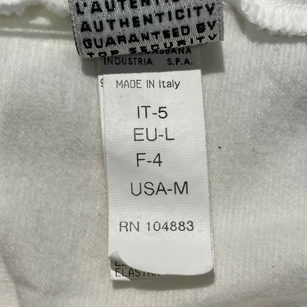 VネックTシャツ - Image 4