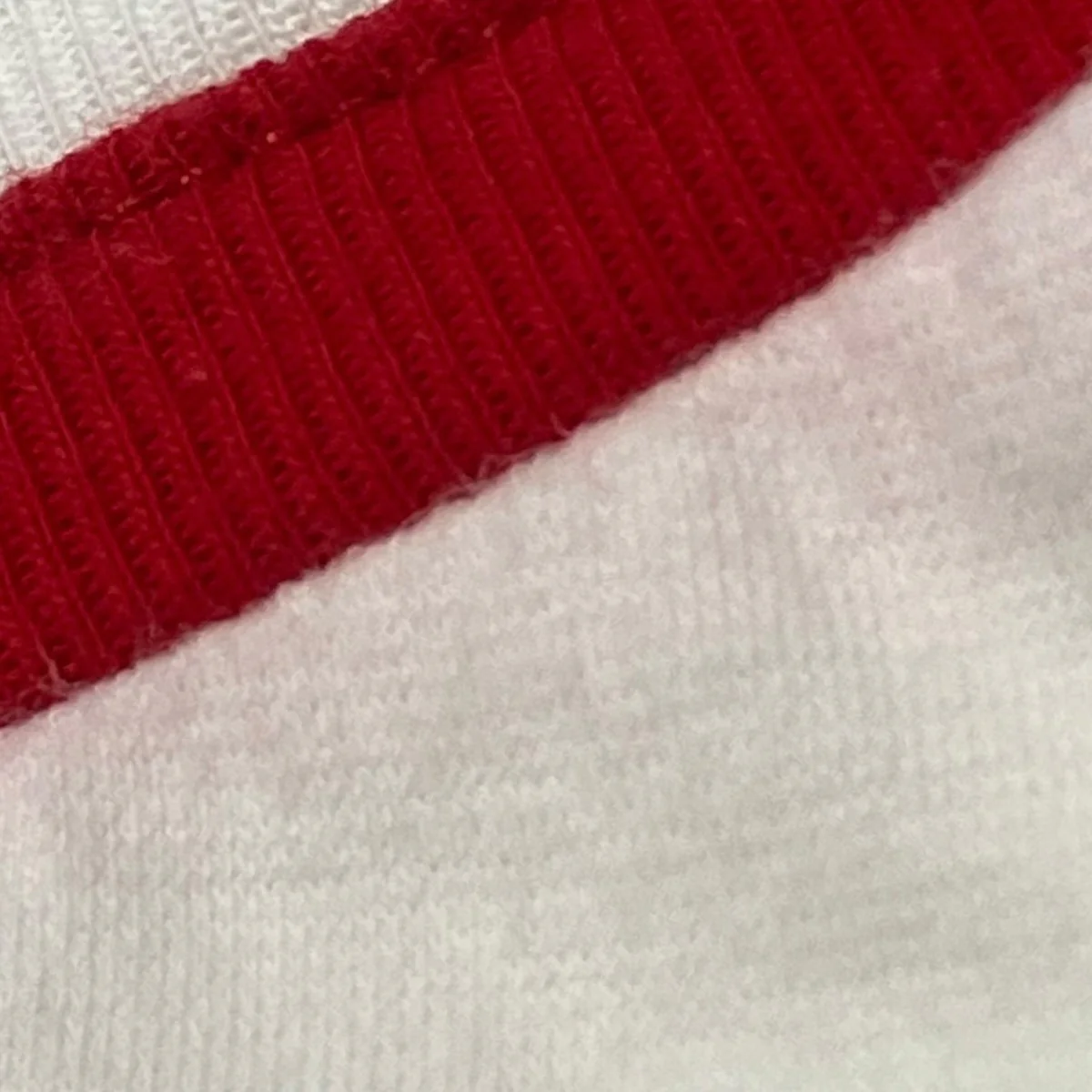 VネックTシャツ - Image 7