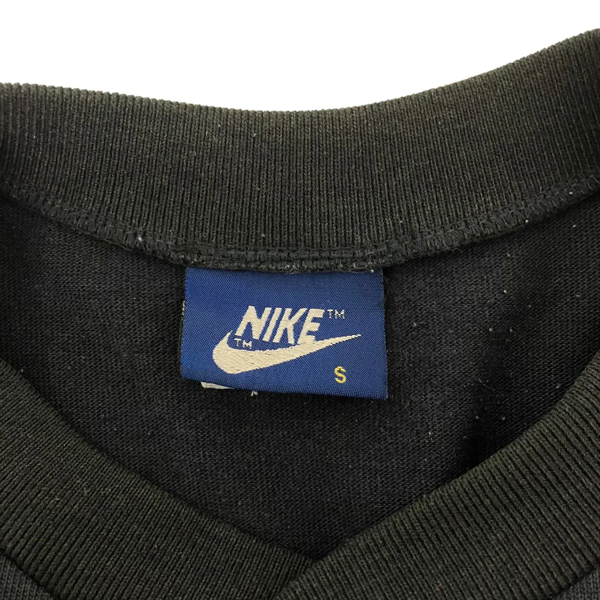 VネックTシャツ - Image 8