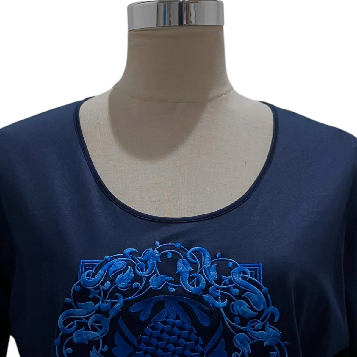 UネックTシャツ - Image 4