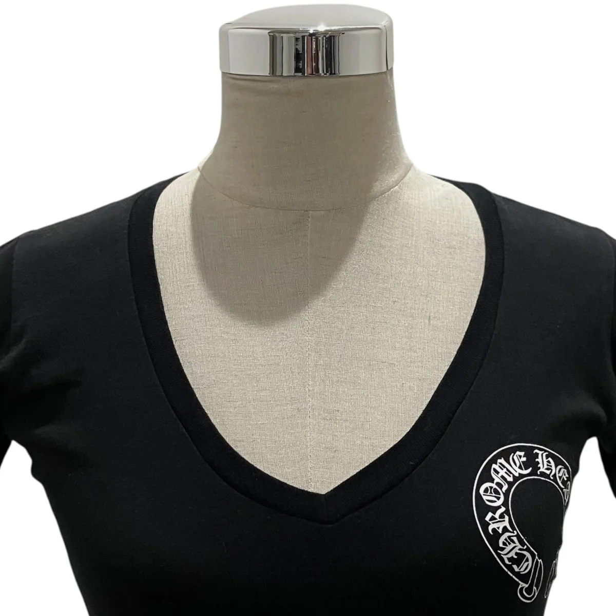 ホースシューVネックTシャツ - Image 4