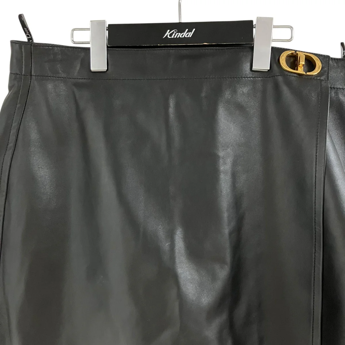 CDバックルラムレザーショートパンツ - Image 2