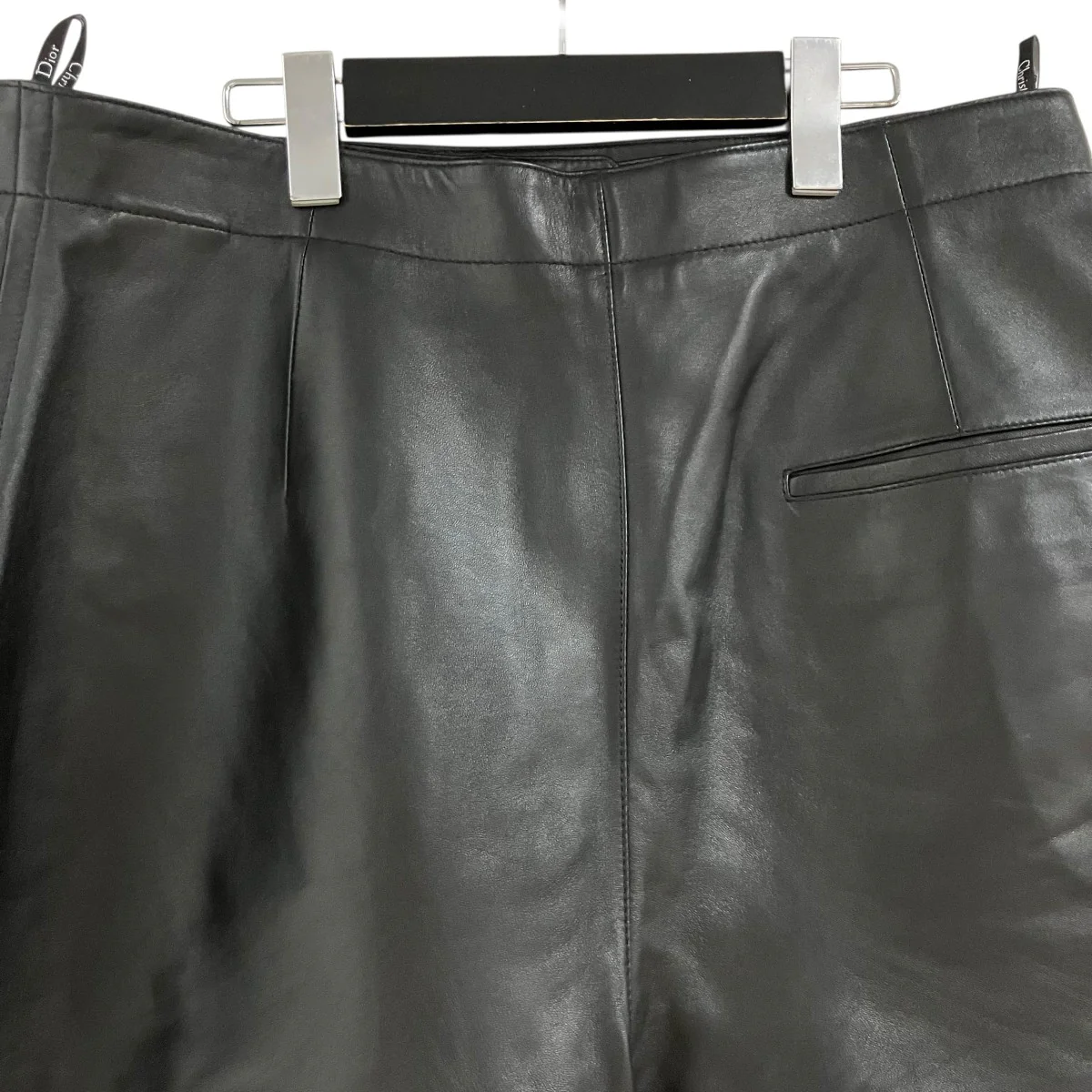 CDバックルラムレザーショートパンツ - Image 4