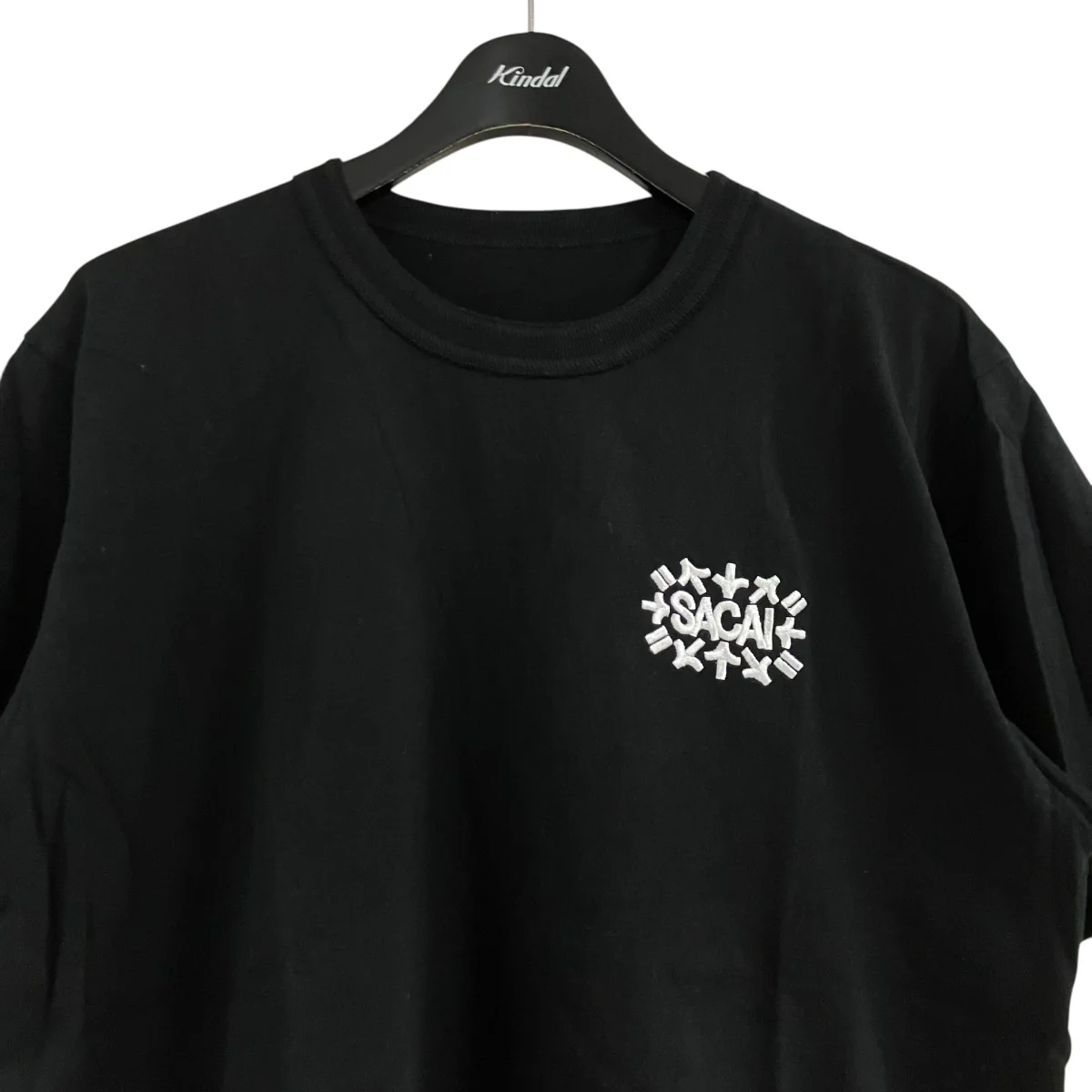 ロゴ刺しゅうTシャツ - Image 2