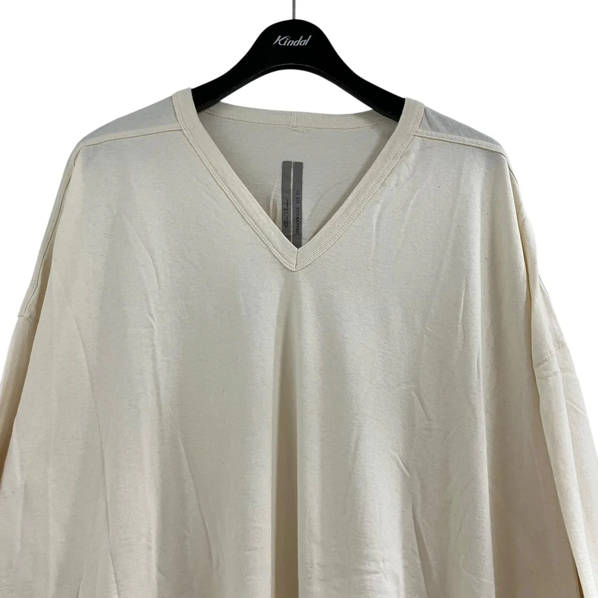 VネックTシャツ - Image 2