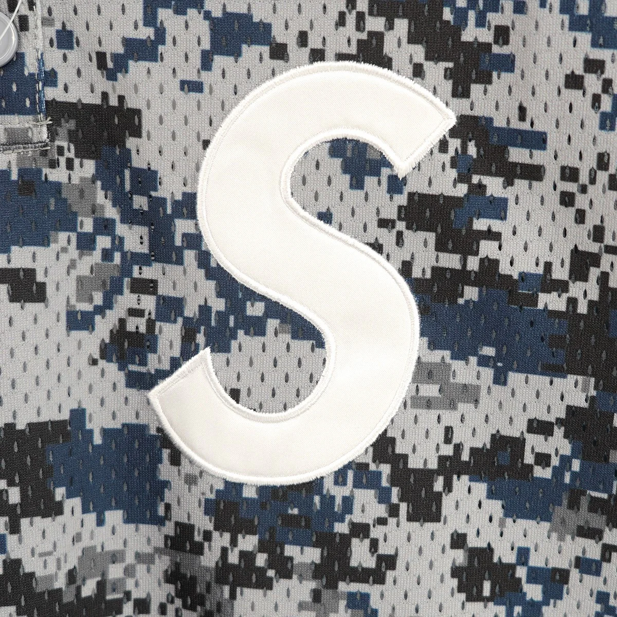 25SS S Logo Baseball Henley Digi Camoエス ロゴ ベースボール ヘンリー ネック メッシュ Tシャツ - Image 3