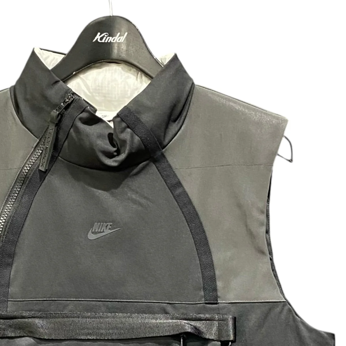中綿ベストDD6637-010 Therma-FIT Tech Pack Vest - Image 3